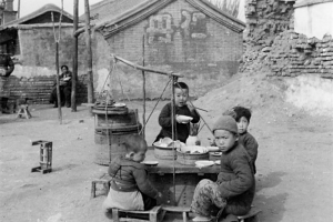 老照片：1940年时的北京胡同生活