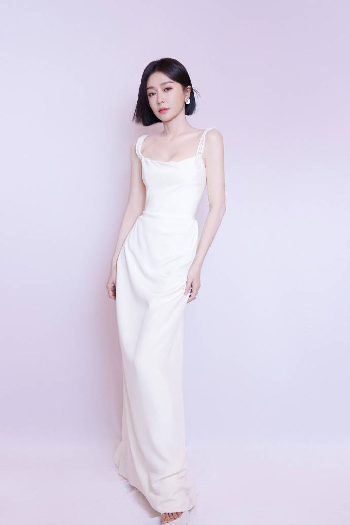 秦岚出席活动的造型写真，她身着纯白法式长裙，优雅而又灵动