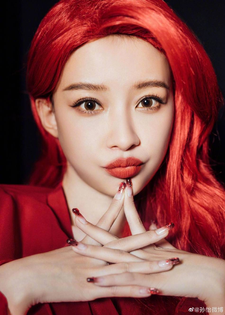 孙怡发布了一组红发造型9宫格，俏脸神似在逃公主-爱读书
