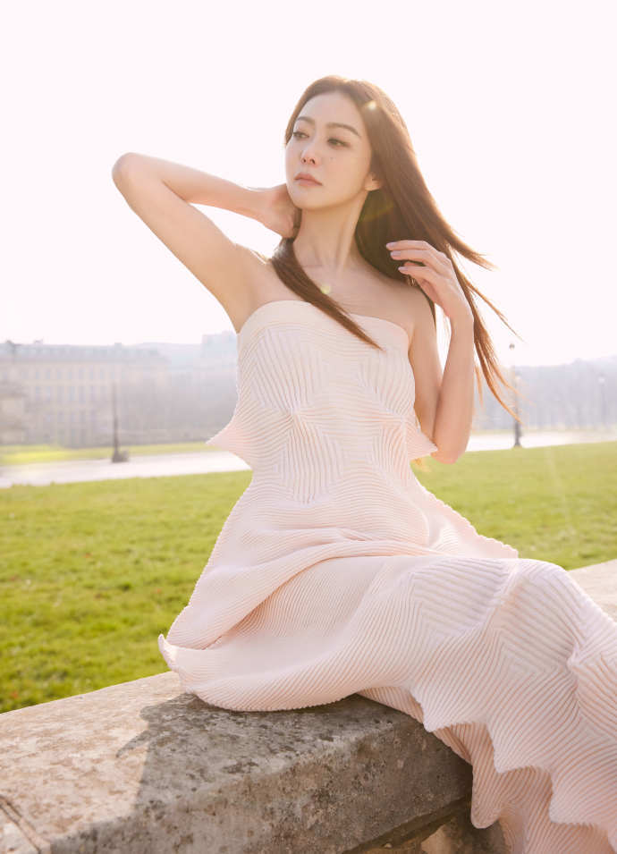 薛凯琪巴黎时装周造型写真，身着米白抹胸褶皱长裙，有种极简美学大片的感觉